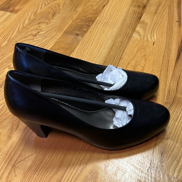 NWOT Easyspirit Anti- Gravity Black Heels. - Picture 2 of 7